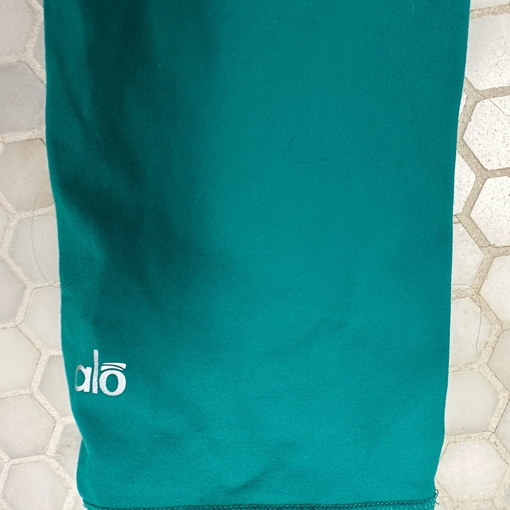 Alo yoga 3/4 length cropped leggings - bright green.